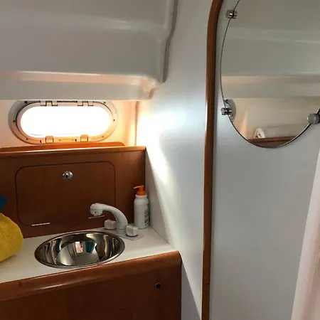 Bateau : Le Sans Souci Hotel en barco