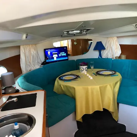 Bateau : Le Sans Souci Hotel en barco Grimaud